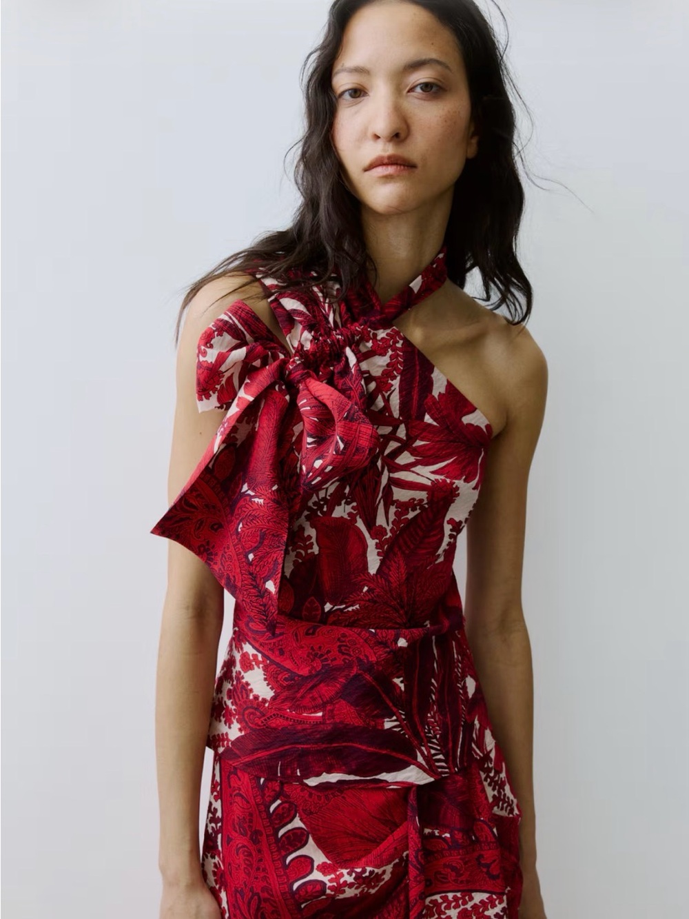 H&M
STRAP-DETAIL ONE-SHOULDER TOP Red